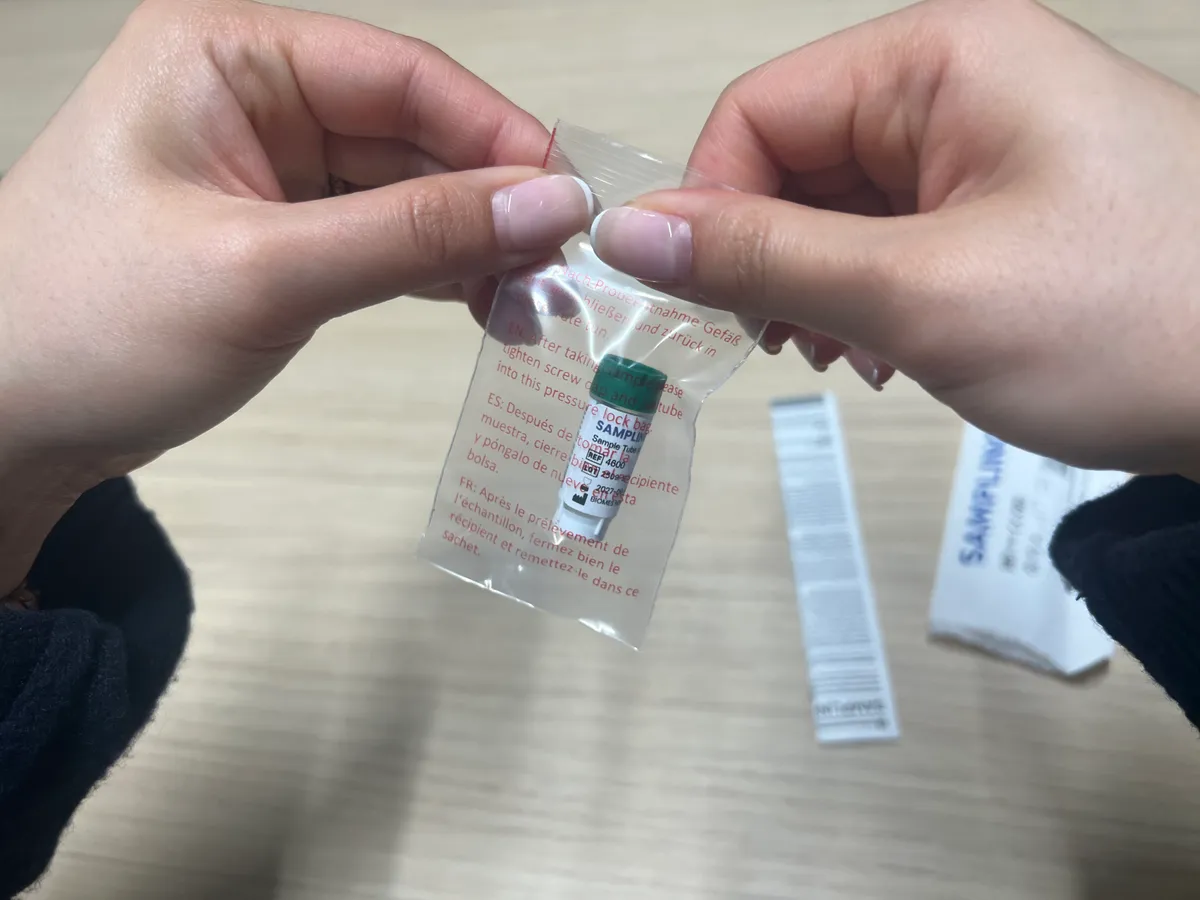 Placement dans la pochette zippée